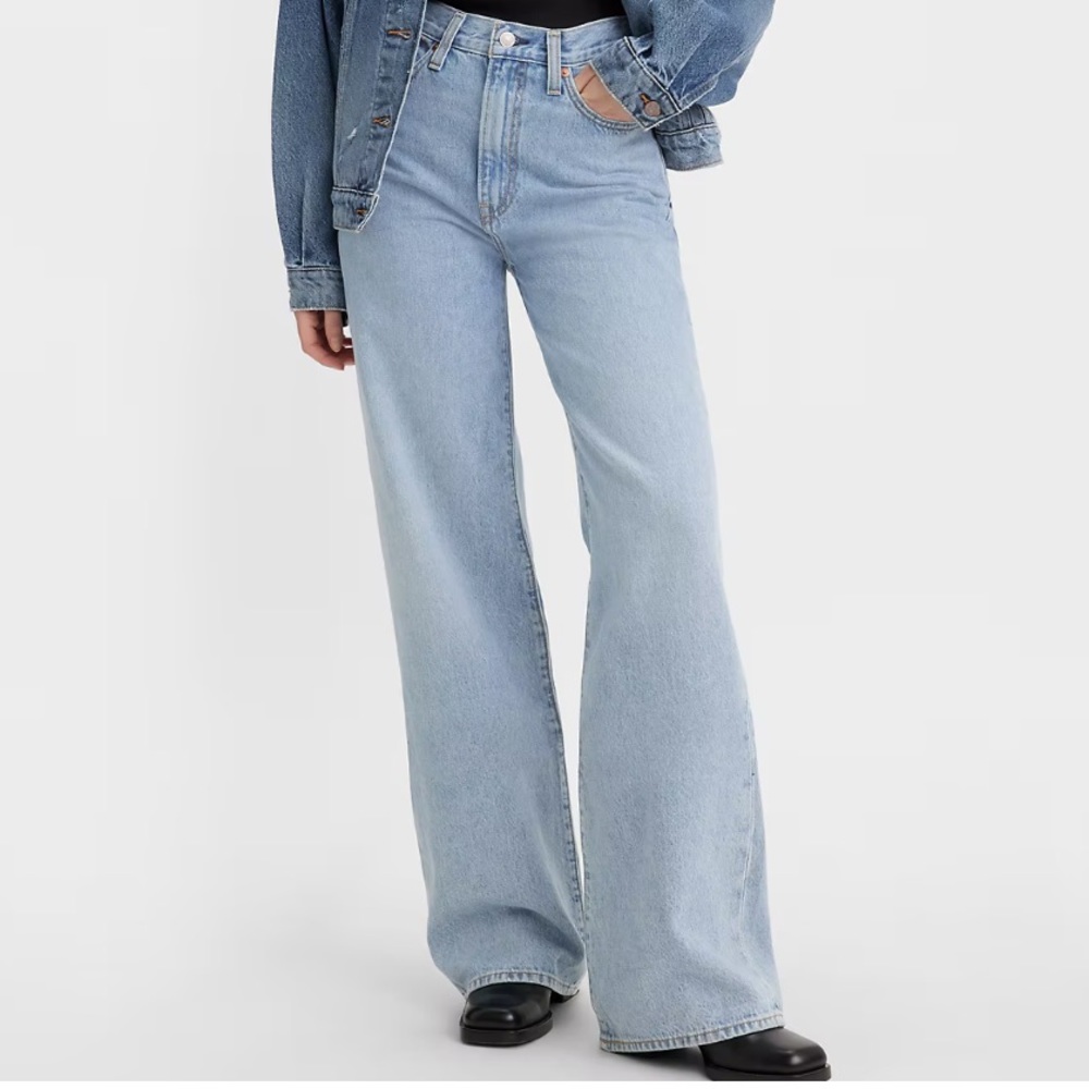 Levi’s high waisted straight wide leg 100% cotton jeans. Size 28 Light wash.